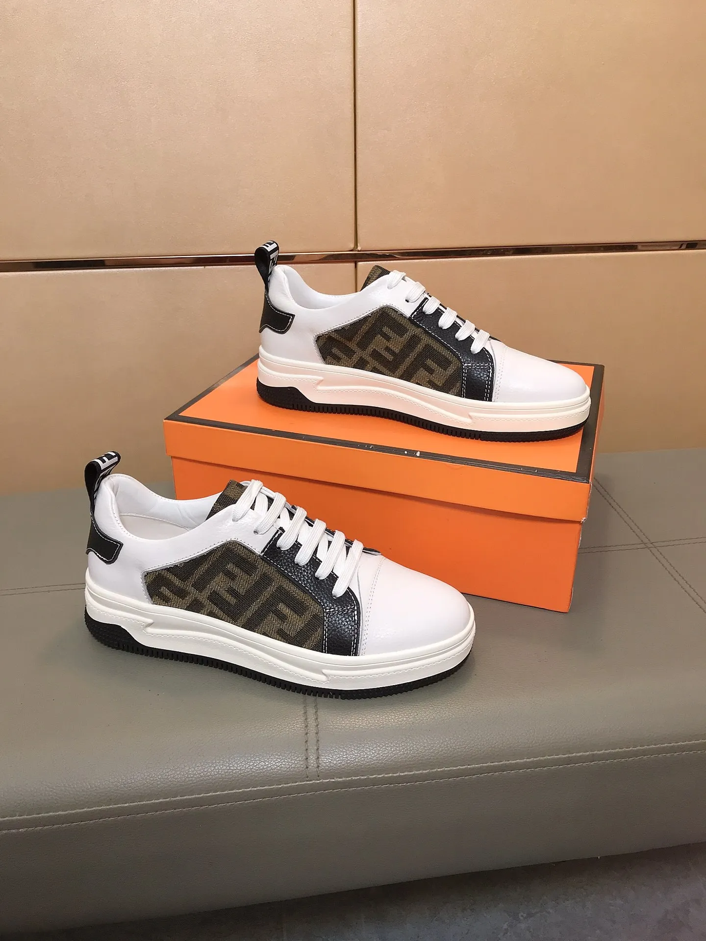 Factory price 400 🕷️🕷️FENDI [Fendi] Men’s new casual shoes are hot! , that kind of calm connotation️elegant taste is indescribable to start the journey of fashionable shoes💍💍to cope with various occasions calmly! The momentum of the big names speaks for itself! Comfortable and comfortable on the feet! Material: Imported cowhide + printed material, sheepskin lining. Fashion essential! 2 colors available! Code number: 38-44